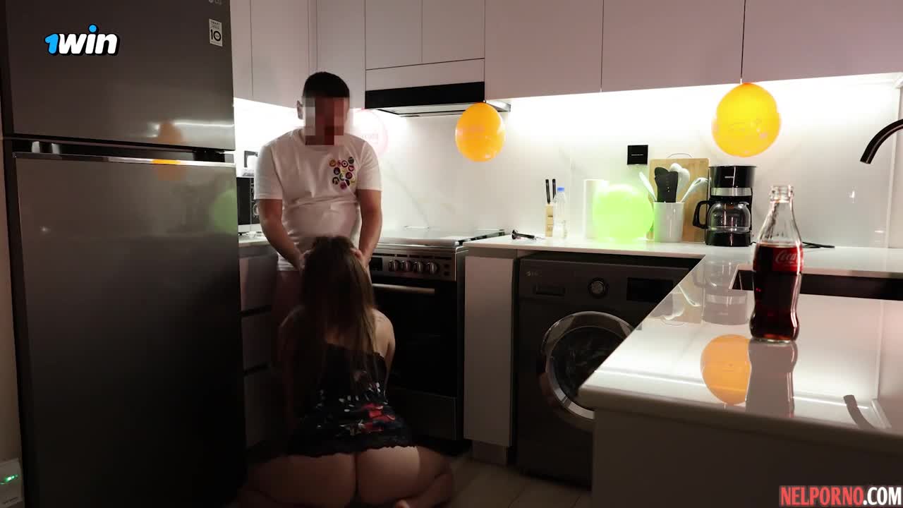 Russian Housewife is Always Ready to Make A Sex Break - HD Porn Online